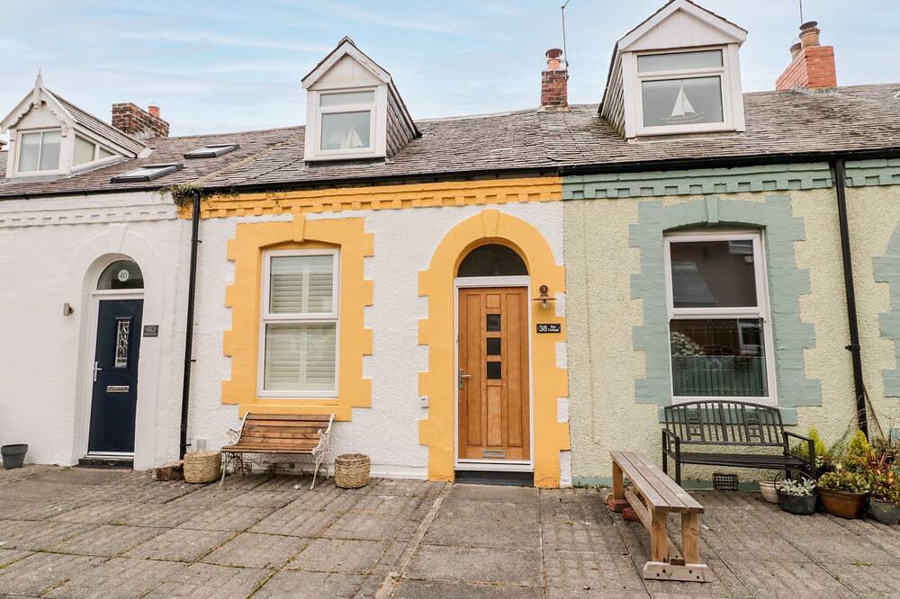 Bay Cottage, pet friendly, country holiday cottage in Cullercoats in Tynemouth, North Tyneside