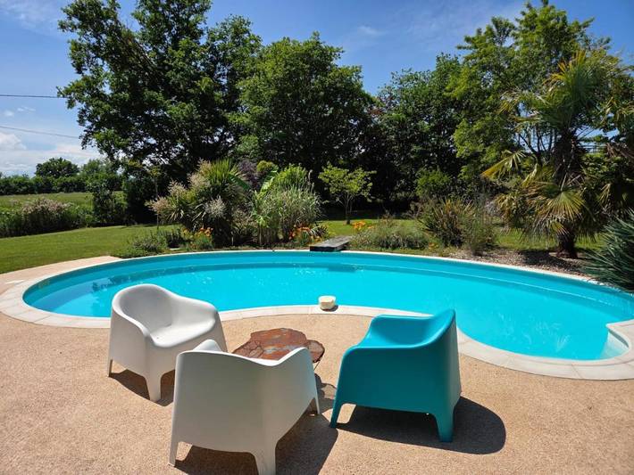 Location de vacances pour 12 personnes, avec Terrasse ainsi que Jardin et Piscine à Viozan