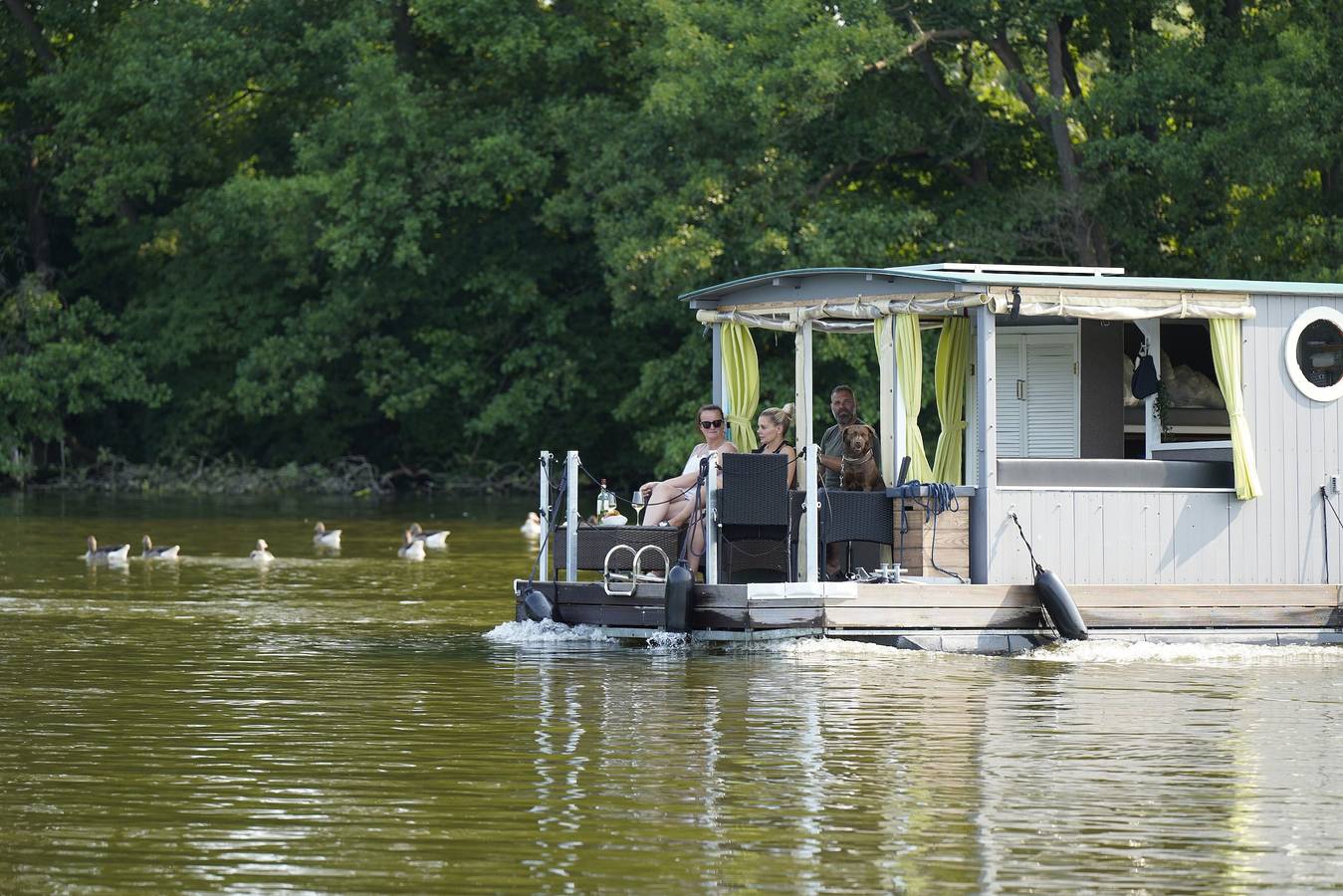Barco 'Priepert 2' en la Región de los Lagos de Mecklemburgo con terraza cubierta in Priepert, Mecklenburg-Strelitz