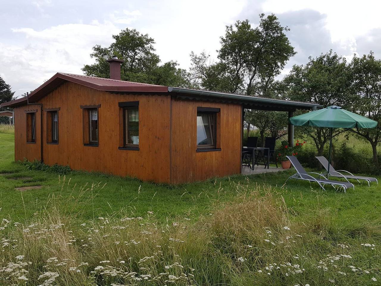 Bungalow nahe Lübbesee mit Terrasse, Kamin und familienfreundlicher Ausstattung in Petersdorf (Milmersdorf), Milmersdorf