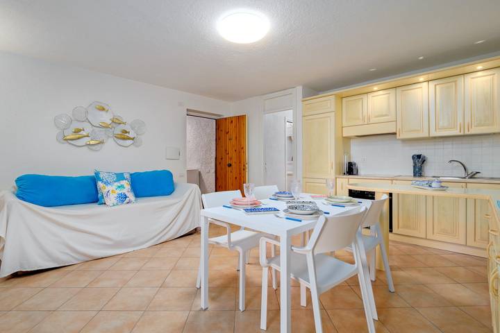Appartamento intero, Appartamento 'Casa Ioana' con terrazza privata, balcone e aria condizionata in Cugnana Verde, Olbia