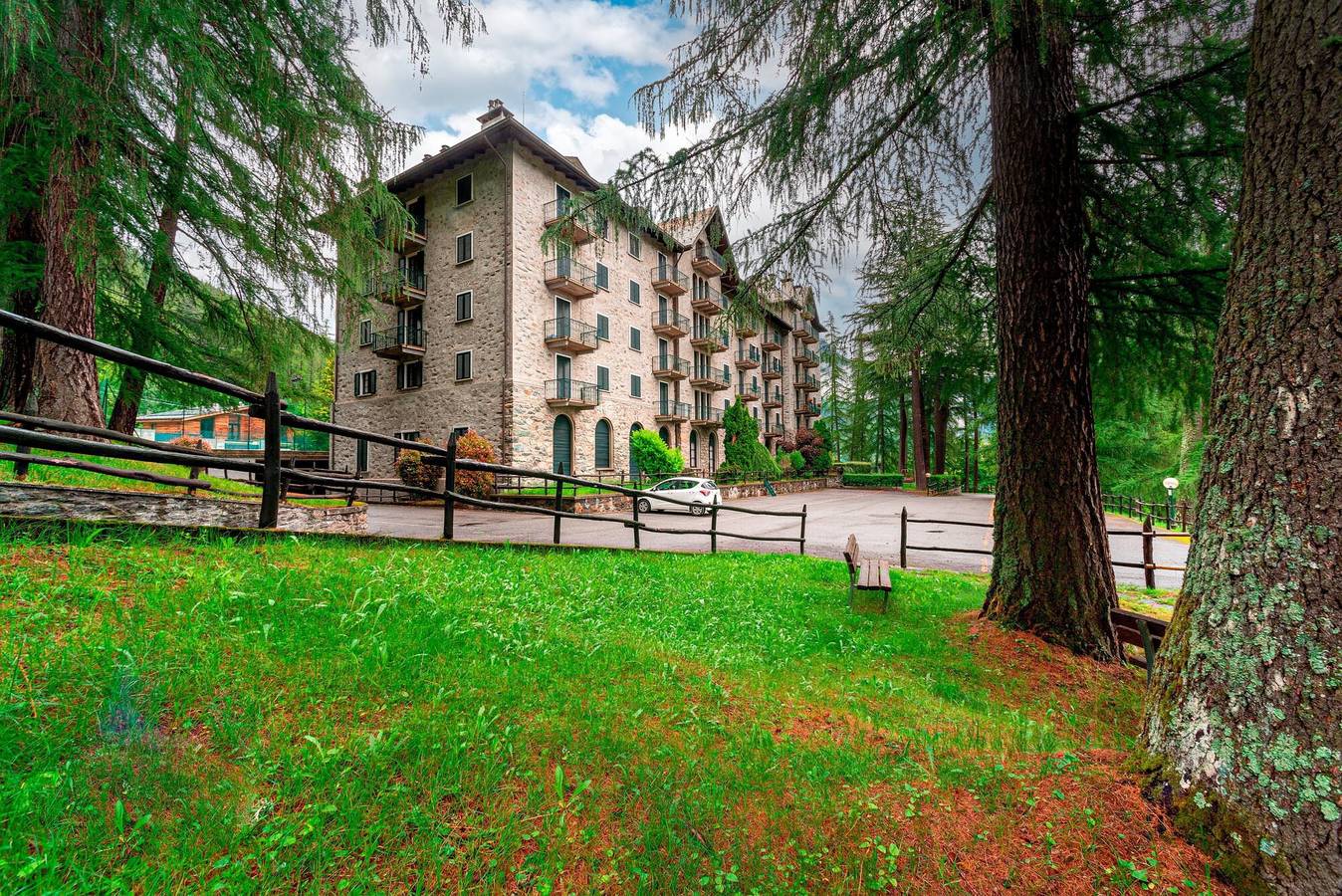 Appartement entier, Appartement "Pineta" avec vue sur les montagnes, jardin partagé et Wi-Fi in Chiesa in Valmalenco (Town), Chiesa in Valmalenco