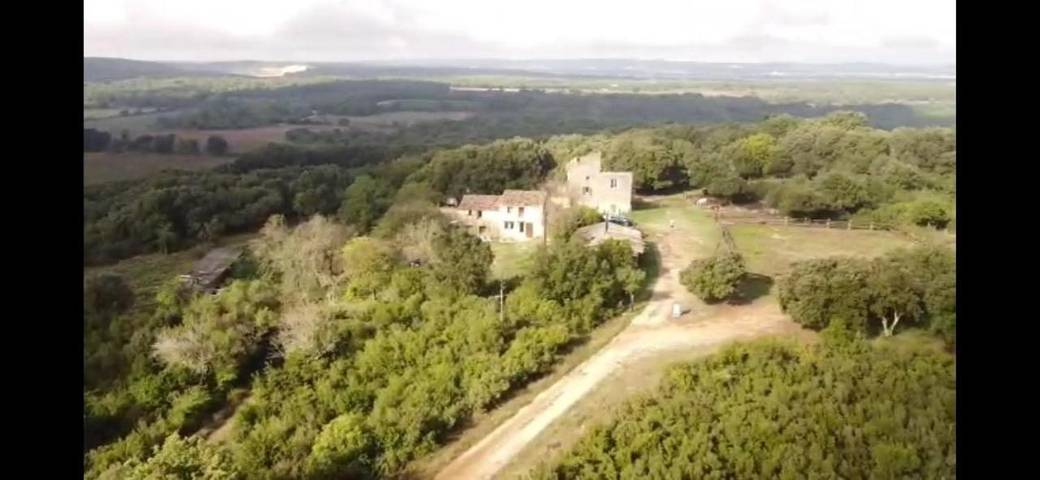 Location de vacances pour 2 personnes, avec jardin ainsi que vue et piscine à Sainte-Anastasie