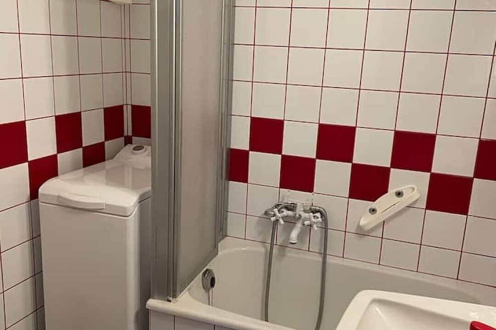 Ganze Wohnung, Ferienwohnung mit 46 qm - direkt am Ossiacher See &  Indoorpool in Bodensdorf, Gerlitzen