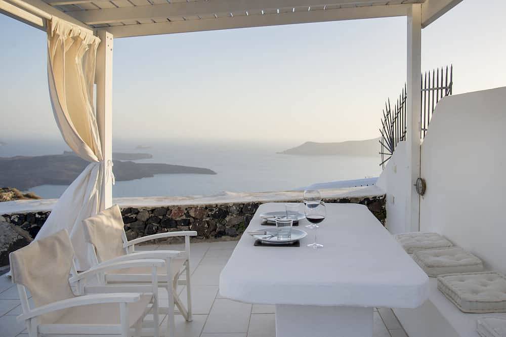 Elegante Villa mit 2 Schlafzimmern im Firostefani mit herrlichem Meerblick und Whirlpool in Firostefani, Imerovigli