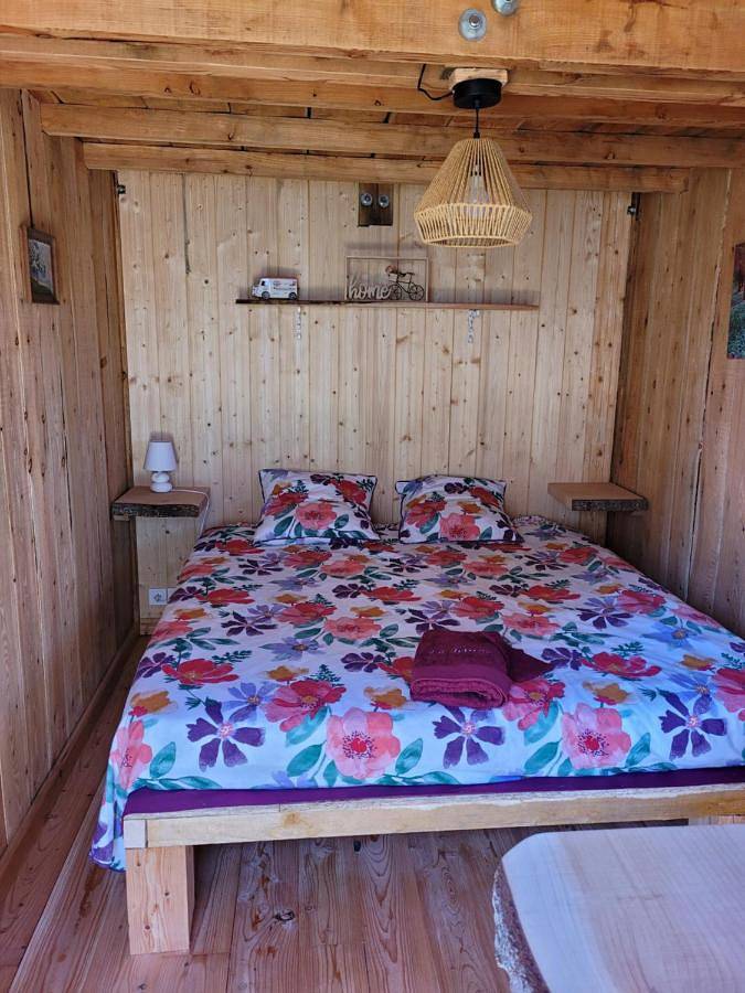 Maison d’hôte pour 6 personnes, avec vue et bassin pour enfant ainsi que piscine et jardin