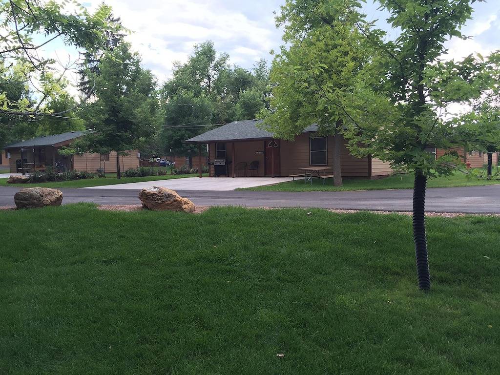 Country Feel - In Town Appeal Cottage - In Rapid City On Canyon Lake Thirty Minutes from Mt Rushmore in Rapid City, Black Hills