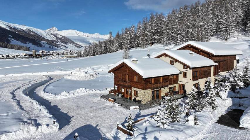 Agriturismo per 4 persone, con panorama e terrazza nonché giardino, con animali domestici a Livigno