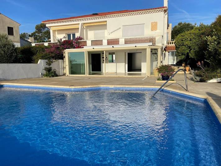 Location de vacances pour 10 personnes, avec piscine ainsi que jardin et vue sur l’océan dans Plage Du Grand Boucharel Saint Aygulf - 2