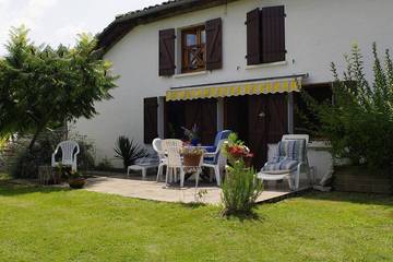 Gîte pour 4 personnes, avec jardin ainsi que terrasse et piscine à Mézos