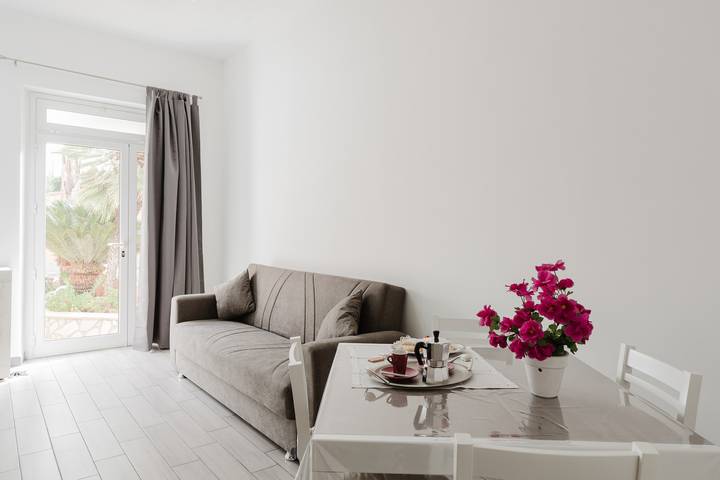Apartamento inteiro, Apartamento 'Home La Chiaretta' com terraço privado, Wi-Fi e ar condicionado in Buseto Palizzolo, Trapani (província)