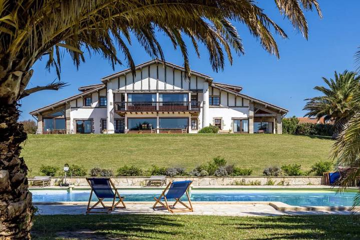 Chambre d’hôte pour 2 personnes, avec Terrasse et Jardin ainsi que Piscine et Vue à Saint-Jean-de-Luz