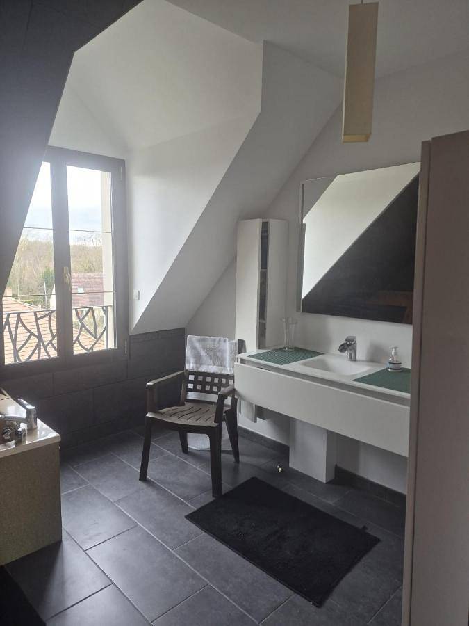 Gîte pour 2 personnes, avec piscine et terrasse ainsi que vue et jardin dans Moisenay - 3