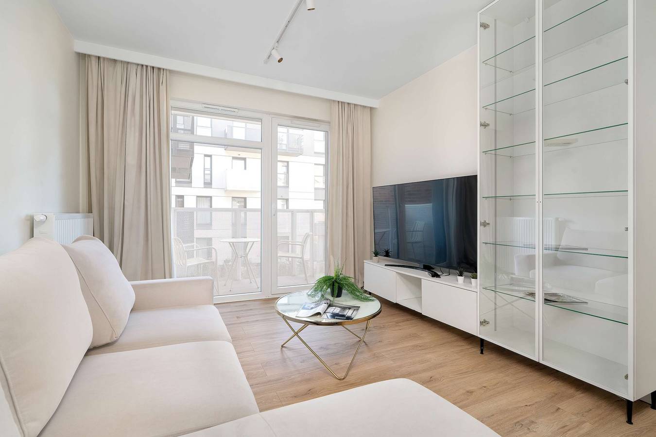 Entire apartment, Spacious Apartment with a balcony | Close to the Airport in Poznan, Greater Poland
