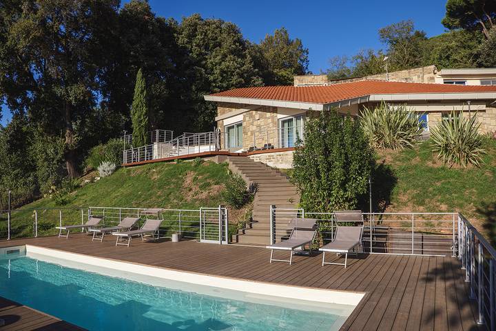 Villa for 8 people, with Yard and Lake view as well as View in Marino