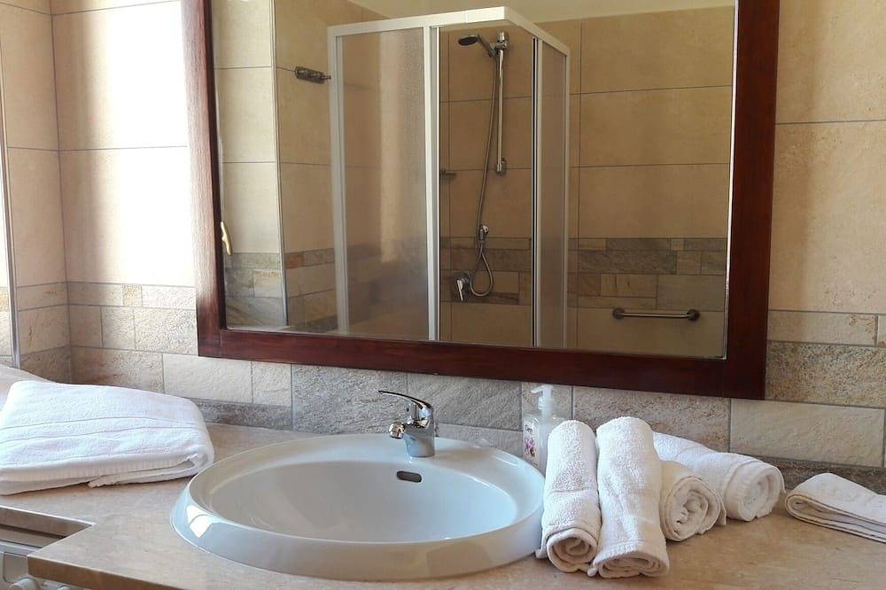 Ganze Wohnung, Villa mit Terrasse mit Blick auf das Meer von S. Vito in San Vito Lo Capo, Trapani Provinz