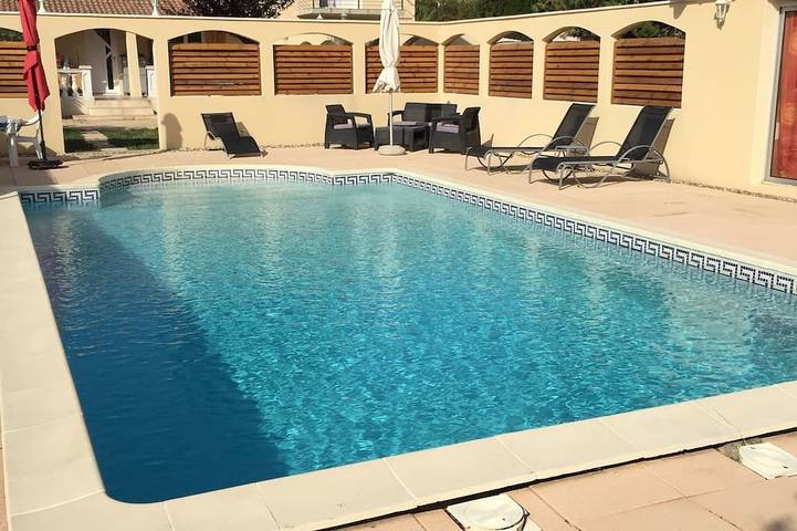 Location de vacances pour 9 personnes, avec jacuzzi et jardin à Saint-Laurent-la-Vernède