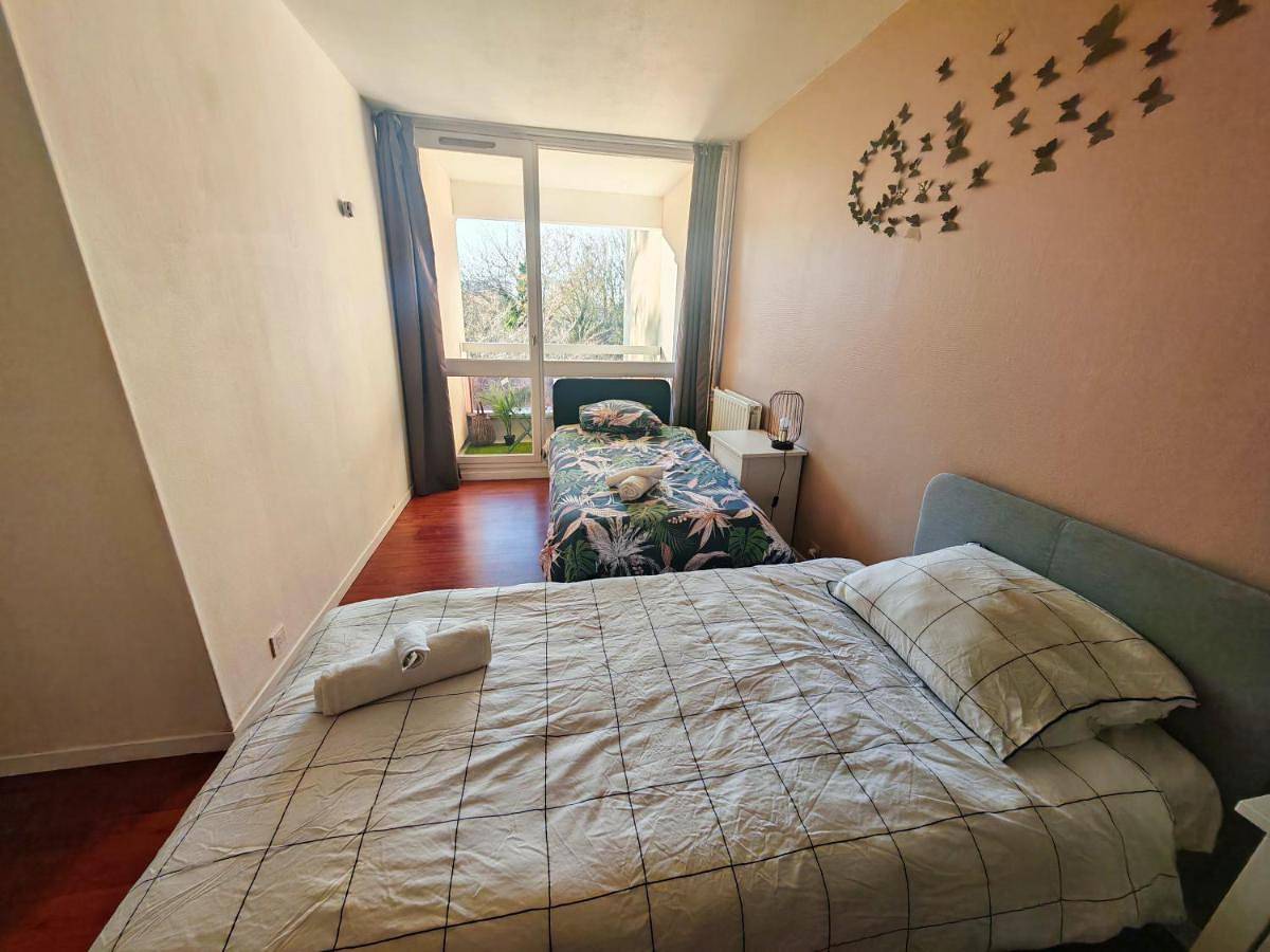 Appartement entier, T3 Cosy petit balcon 5mins France miniature in Élancourt, Yvelines