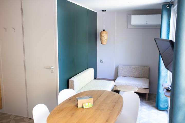 Caravane pour 4 personnes, avec terrasse et balcon/terrasse à Coëx - 4