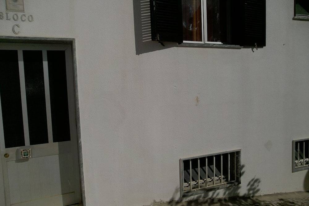 Apartamento entero, T2 Agradable y Acogedor: 5 Minutos a pie de la Playa, en una Zona Céntrica in Quarteira, Distrito de Faro