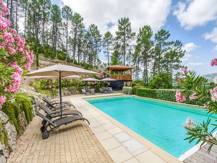 Location de vacances pour 14 personnes, avec piscine ainsi que jardin et balcon à Le Muy