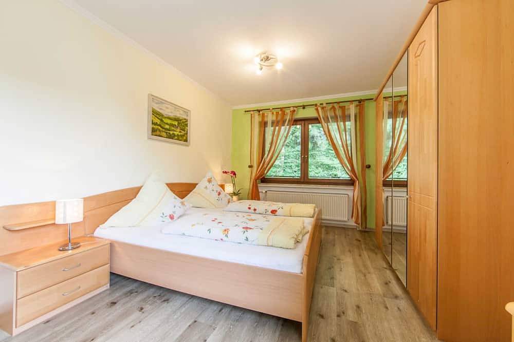 Ganze Wohnung, Doppelzimmer mit Balkon auf der Südseite - Landgasthaus Zum Kreuzberg in Schönbach, Vulkaneifel