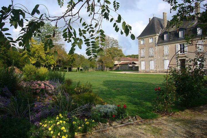 Gîte pour 8 personnes, avec terrasse et jardin à Pleuville