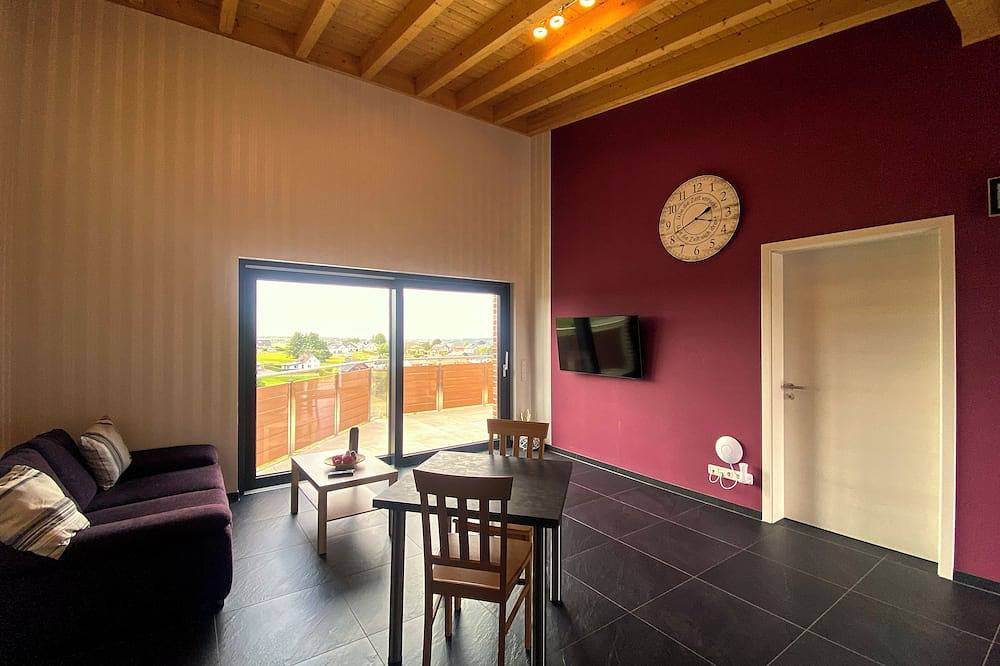 Ganze Wohnung, Ruhig gelegene Ferienwohnung am Weiher im Og mit Balkon in Schmidt, Nideggen