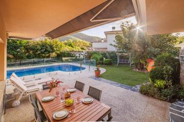 Gîte pour 4 personnes, avec terrasse et jardin ainsi que vue et piscine à Santa Coloma de Farners
