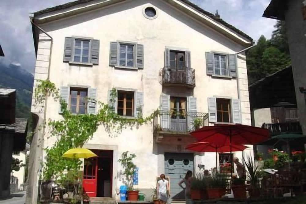 Entire apartment, Holiday apartment Promontogno (Bondo) for 1 - 8 persons with 4 bedrooms - Historical building in Bregaglia, Bernina-Alpen