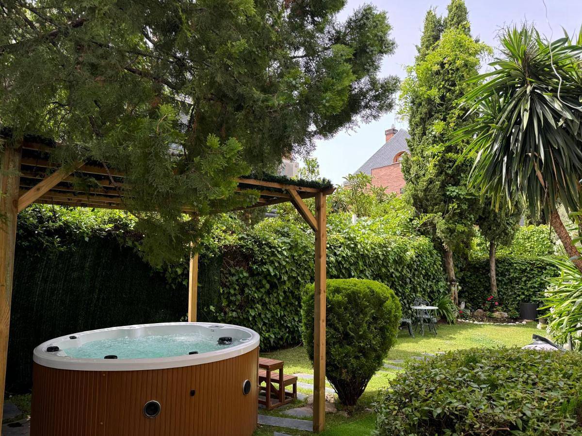 Moderna Casa de Lujo con Jacuzzi en el Jardín in Fuencarral-El Pardo, Madrid