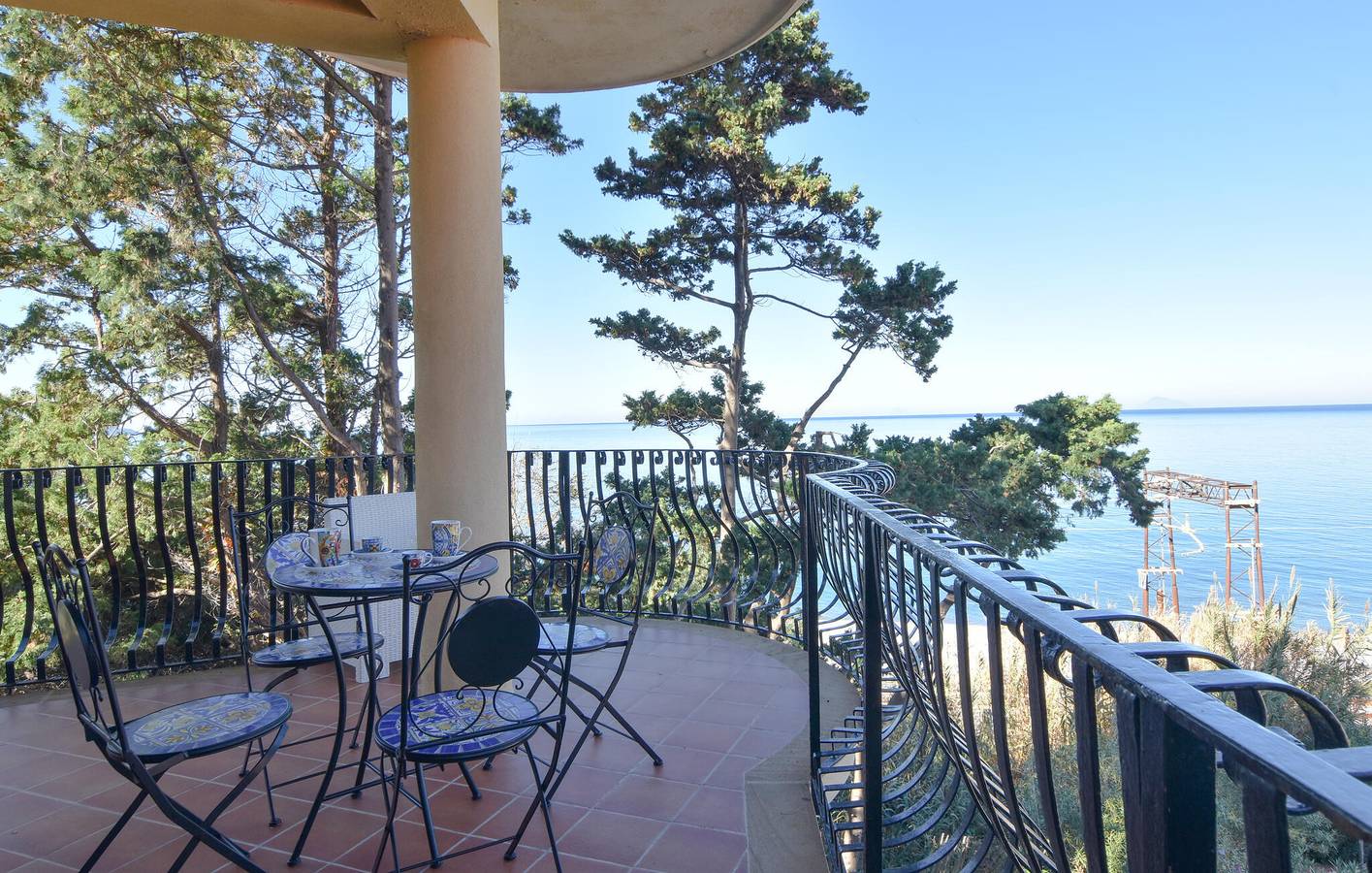 Apartamento vacacional entero, Acogedor apartamento junto a la playa con WiFi y aparcamiento in Gioiosa Marea, Provincia de Messina