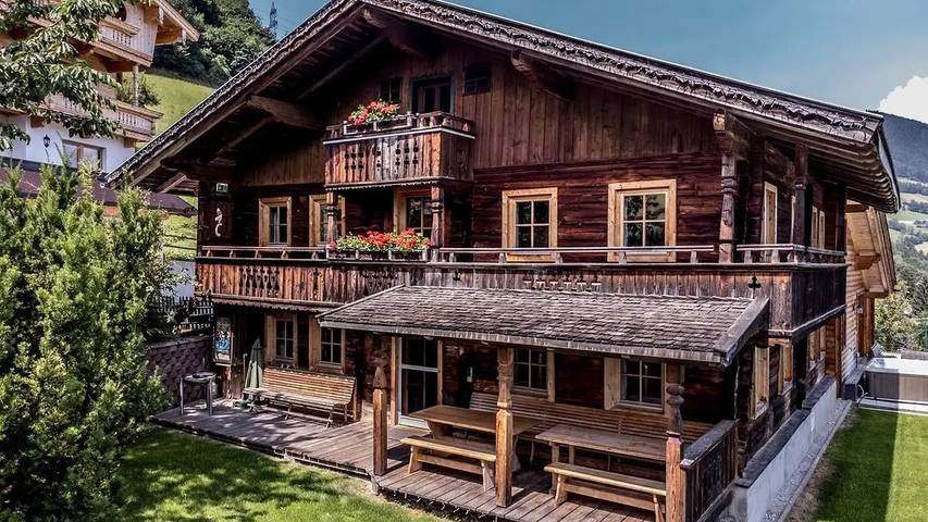 Chalet für 15 Personen, mit Whirlpool und Terrasse sowie Garten in Kaltenbach