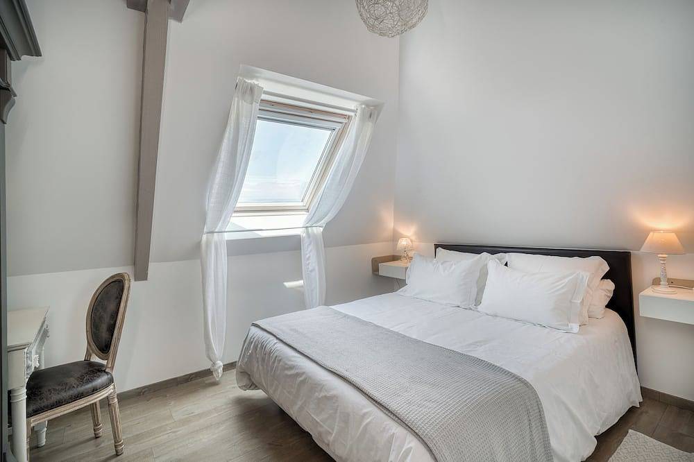 Entire apartment, Duplex apartment with large terrace facing the sea in Plomodiern, Châteaulin region