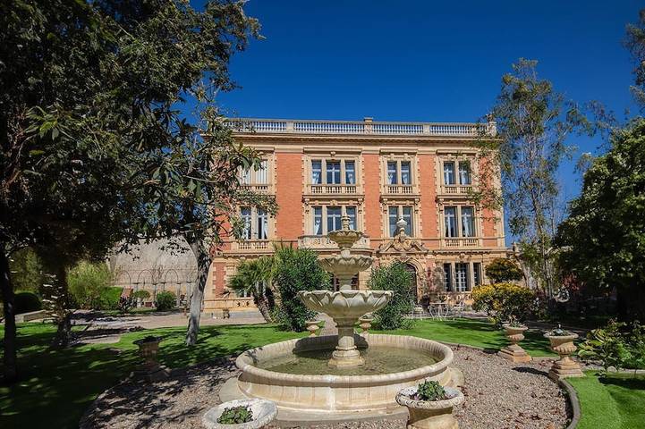 Gîte pour 16 personnes, avec jardin à Névian