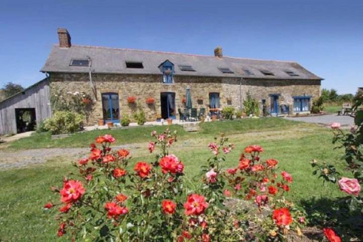 Cottage pour 2 personnes, avec terrasse ainsi que piscine et jardin à Martigné-Ferchaud