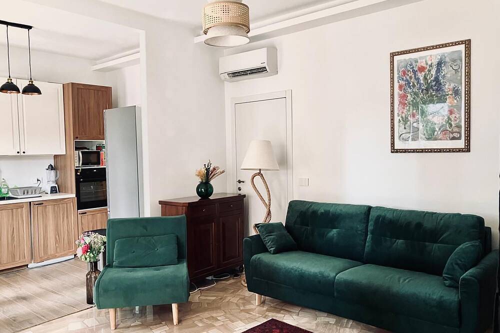 Appartamento intero, Charming bright central Como studio with balcony and jacuzzi in Como, Lago di Como