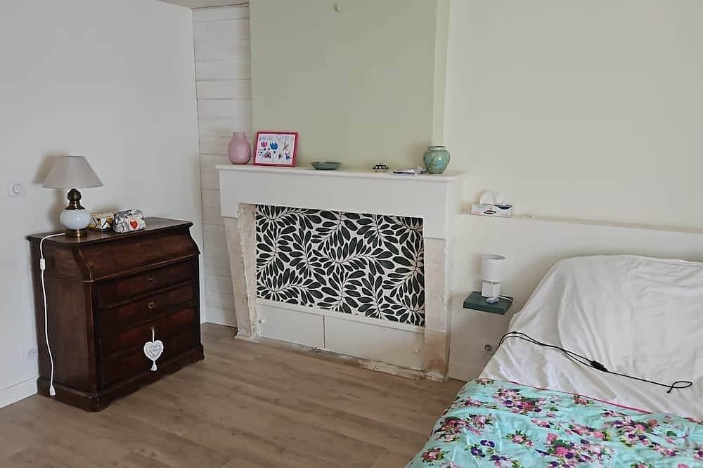 Maison Charentaise Idéale Pour une Famille Avec Grand Parc et Piscine in Surgères, Rochefort region