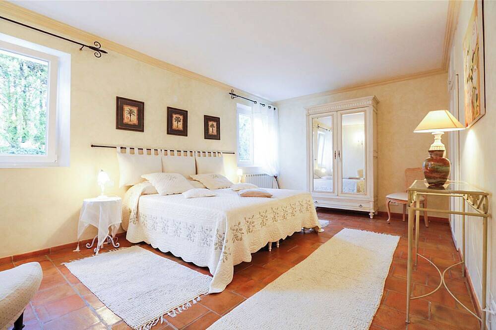 Stylish family house with pool at the foot of the village of Ménerbes in Ménerbes, Parc naturel régional du Luberon