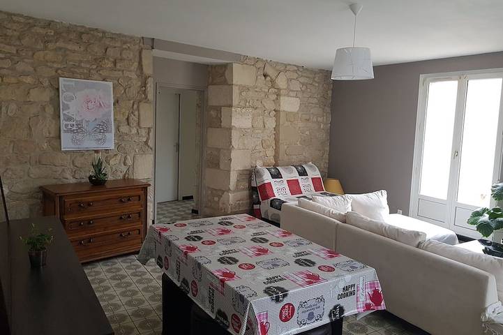 Gîte pour 8 personnes, avec Jacuzzi ainsi que Terrasse et Jardin à Chasseneuil-du-Poitou