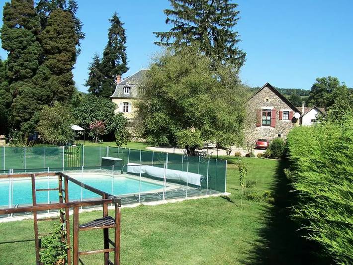 Gîte pour 6 personnes, avec piscine à Astaillac