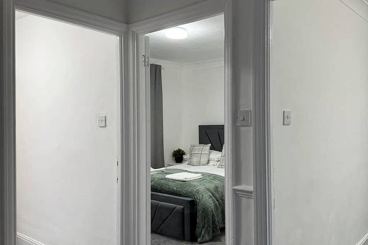 Welcome to this newly renovated cozy & charming home in Dagenham, East London in Barking and Dagenham, London