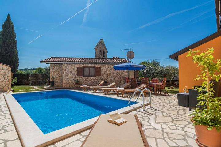 Ferienwohnung für 6 Personen, mit Pool und Garten sowie Ausblick