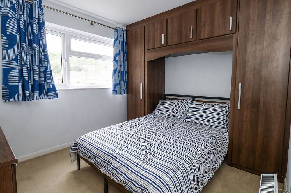 Beachcombers, 13 Chesil House, family friendly in West Bay in West Bay, Dorset