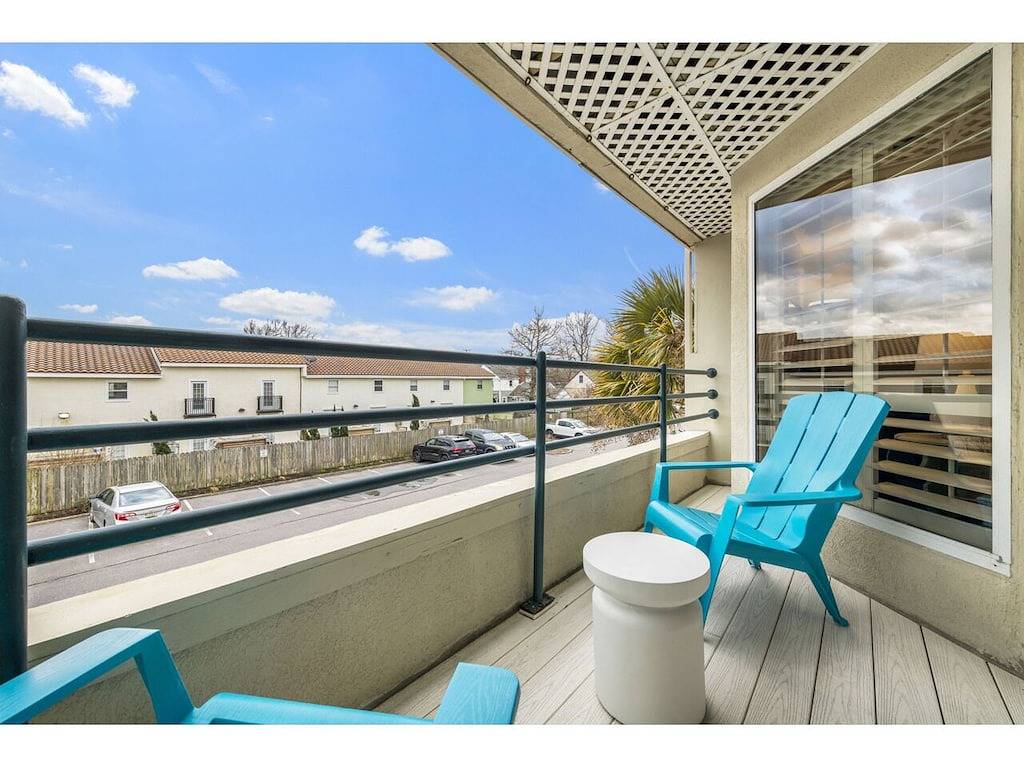 Ganze Wohnung, A Sea Glass Dream! Modern Decor 1.5 blocks to beach Ez Parking, Fast Wifi! in Virginia Beach