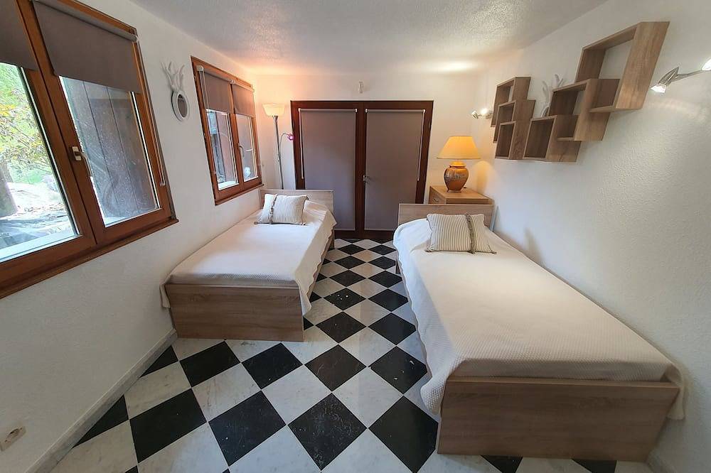Entire apartment, Gite L'Echiquier garden apartment terrace, outdoor swimming pool in Soultzeren, Parc naturel régional des Ballons des Vosges
