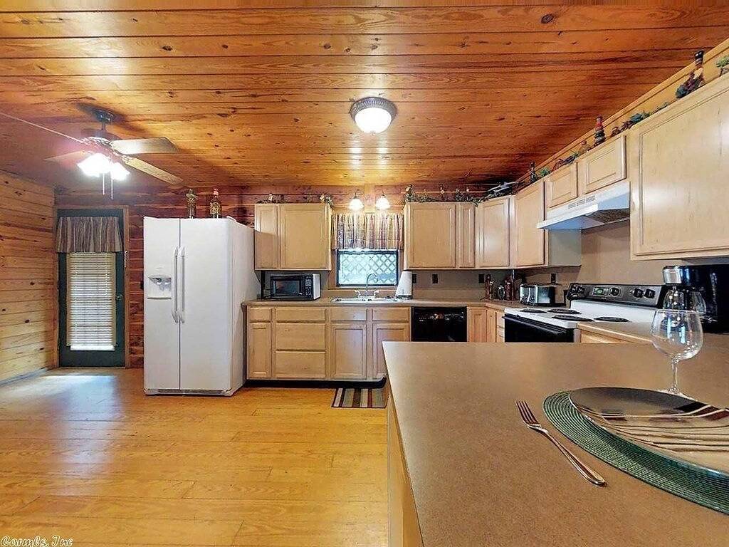 Cozy Unit #4 Waterfront Log Cabin in Lake Ouachita