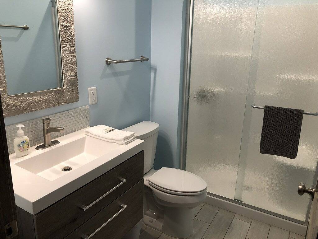 Ganze Wohnung, Harbour View Lofts ist mit Blick auf Lake Macatawa und Eldean Shipyard in Macatawa, Michigansee