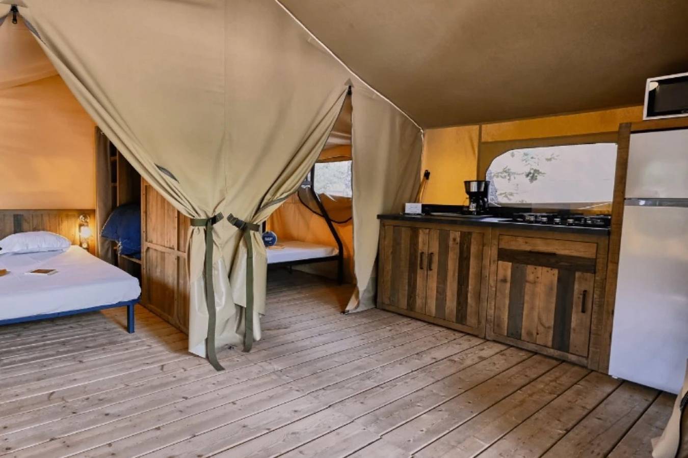 Zecamping 3 étoiles animé piscine chauffée pet friendly locatif 24m2 in Saint-Saturnin-lès-Apt, Parque natural regional del Luberon