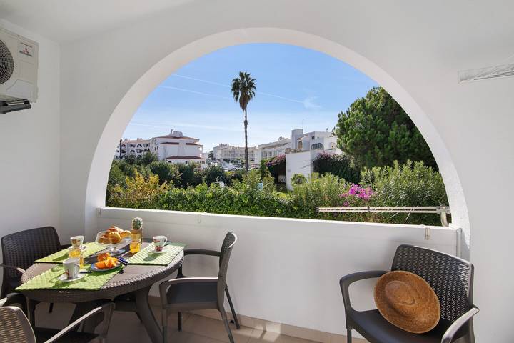 Ganze Wohnung, Ferienwohnung 'Dita' mit Gemeinschaftspool, WLAN und Klimaanlage in Albufeira e Olhos de Água, Faro Distrikt